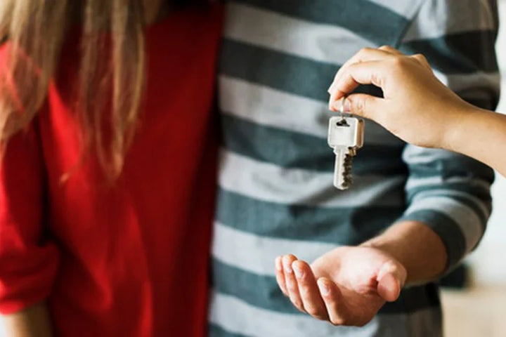 How to Choose the Perfect Housewarming Gift for a New Homeowner