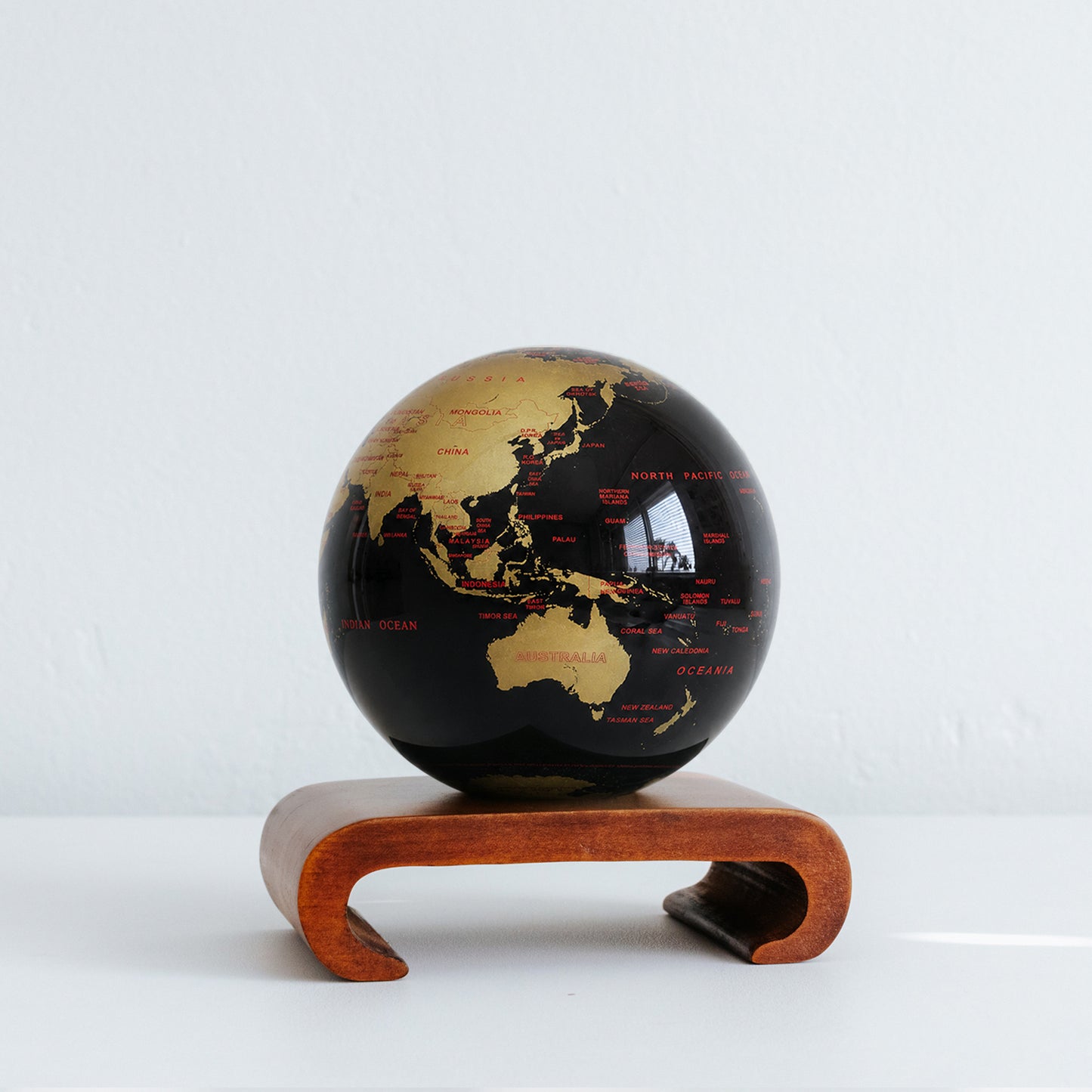 Aurum Ignis World MOVA Globe - MOVA Globes InternationalClassic (4.5″)Arched Base Dark Wood