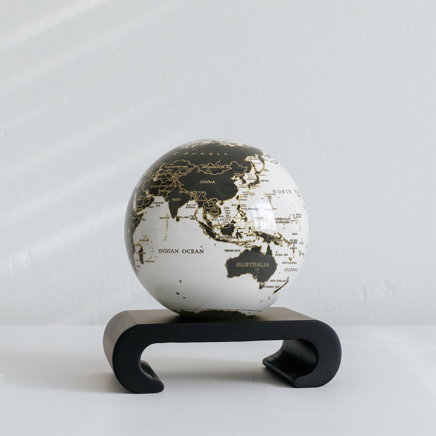 Gilded Terra Lux MOVA Globe - MOVA Globes InternationalClassic (4.5″)Arched Base Black
