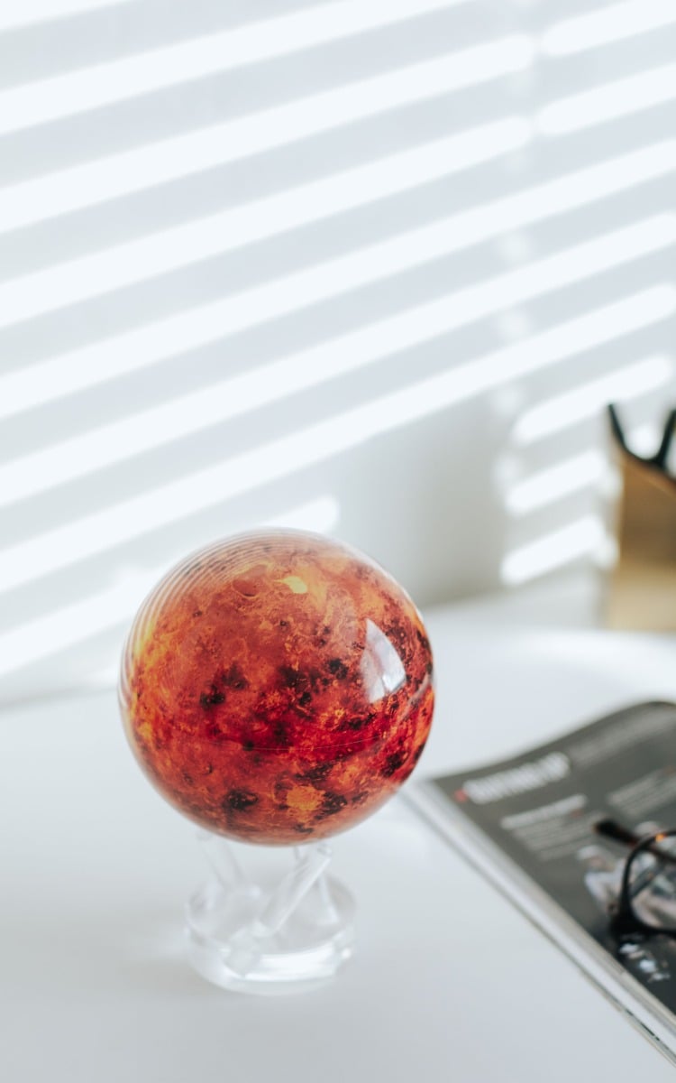送料無料　FLOW VENUS 143cm Venus MOVA Globe - Ambient Light Powered Spinning Planet Decor